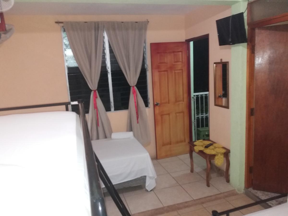 Hostal San Antonio León Buitenkant foto